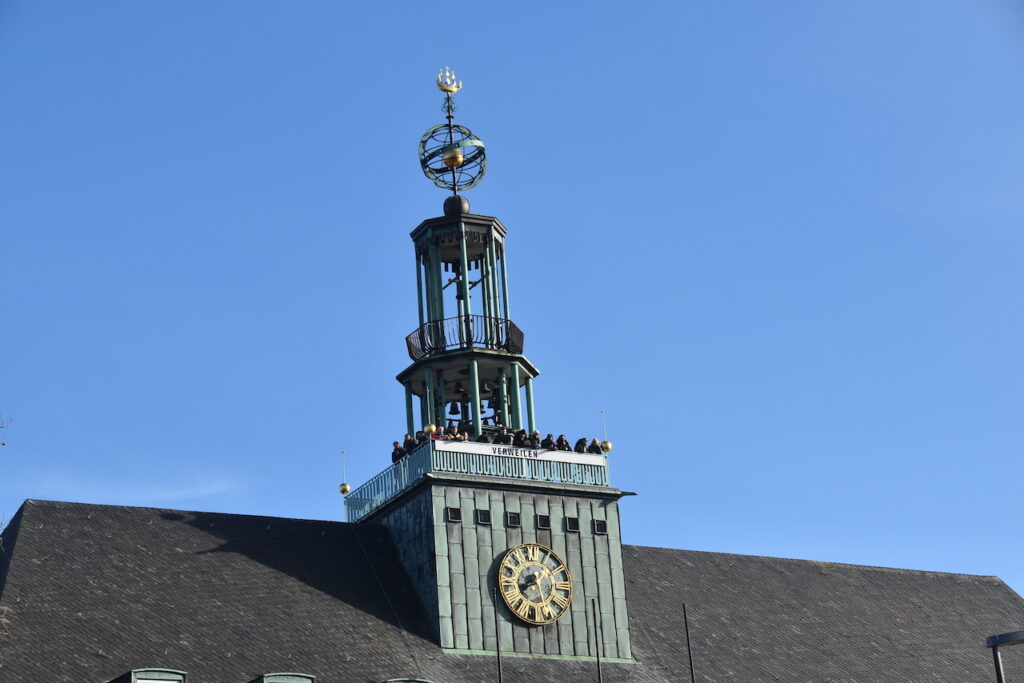 Bester Ausblick von oben vom Rathaus auf der Demo in Emden