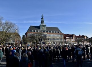 Ostfriesen stehen hier, um Deiche gegen die braune Flut zu bauen Foto(c) Jazzie