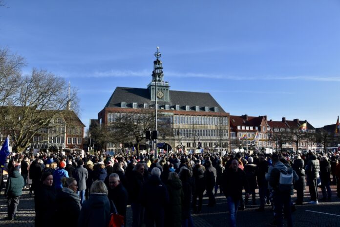 Ostfriesen stehen hier, um Deiche gegen die braune Flut zu bauen Foto(c) Jazzie