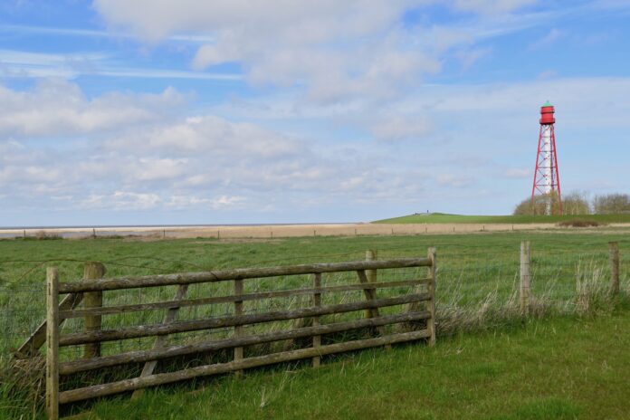 In Campen am Leuchtturm hinter dem Deich