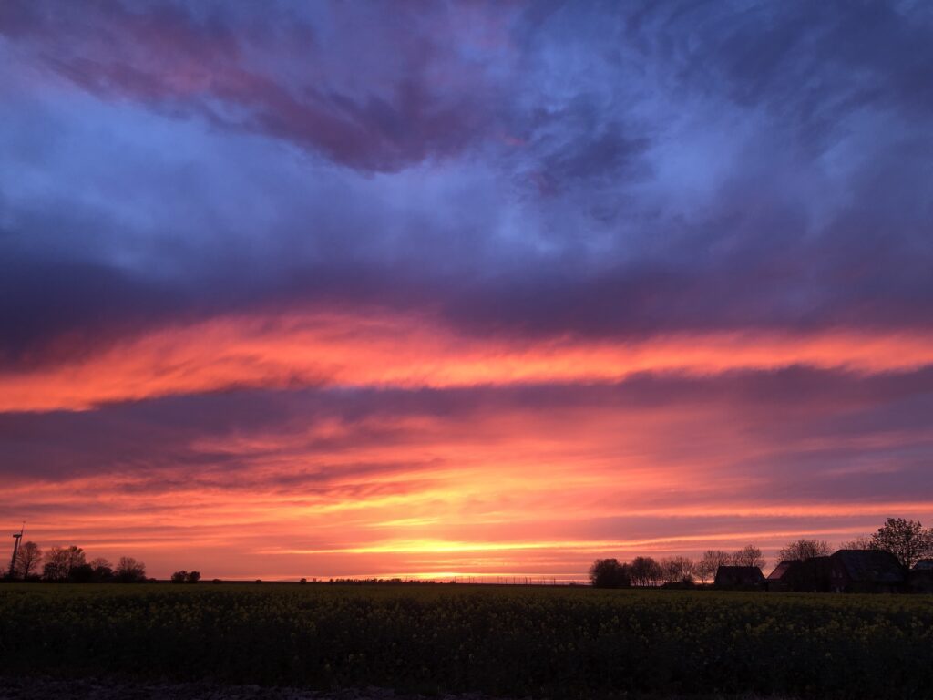 Herrlicher Sonnenuntergang in der Krummhörn. Blick von Rysum auf die Nordsee 