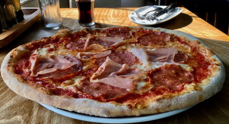 Mächtig große leckere Pizza im Cotto e Crudo Norddeich