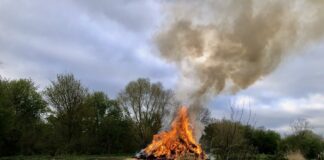 Osterfeuer 2025 in Loquard Krummhörn