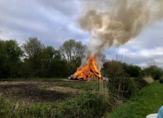Osterfeuer 2025 in Loquard Krummhörn