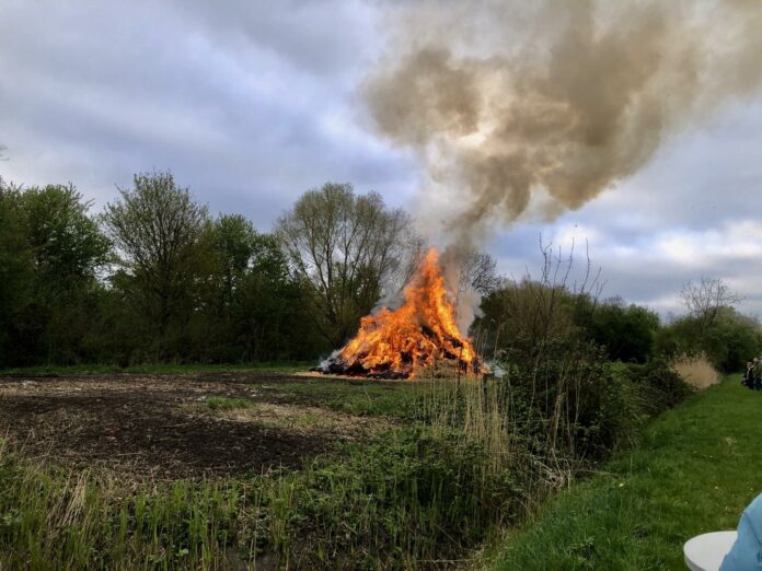 Osterfeuer 2025 in Loquard Krummhörn