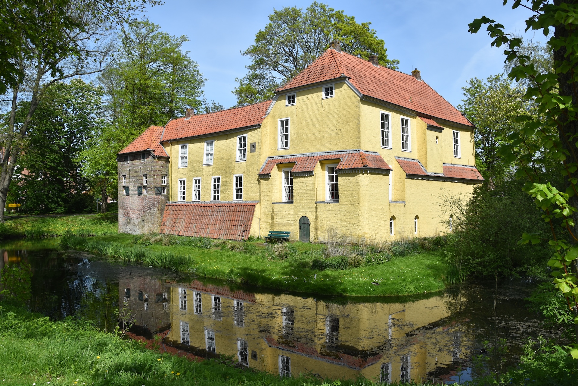 Vom Marktplatz aus der Blick auf die historische  Manninga Burg