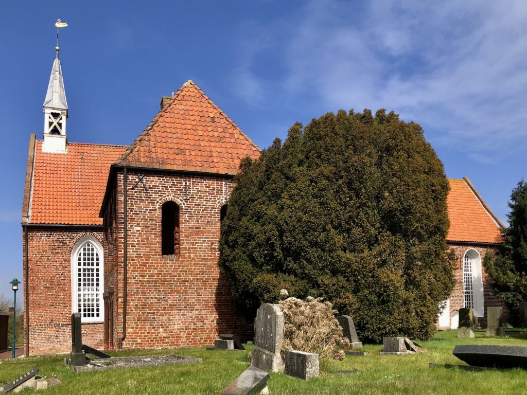 Viele Besucher:innen sehen die imposante Kirche von Loquard nur von außen – denn außerhalb der Gottesdienste bleibt die Tür meist verschlossen. Als mich eine Gastfamilie fragte, ob eine Besichtigung möglich sei, begann eine kleine Entdeckungsreise – und sie endete in einer wunderbaren Führung mit Menno Bussen.