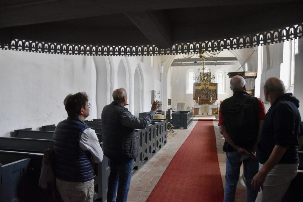 Menno Bussen, Loquarder Urgestein und langjähriges Kirchenratsmitglied, empfing uns mit ostfriesischem Charme. Sein Wissen, sein Humor und seine ehrliche Begeisterung für „seine Kirche“ machten die Führung zu etwas ganz Besonderem.