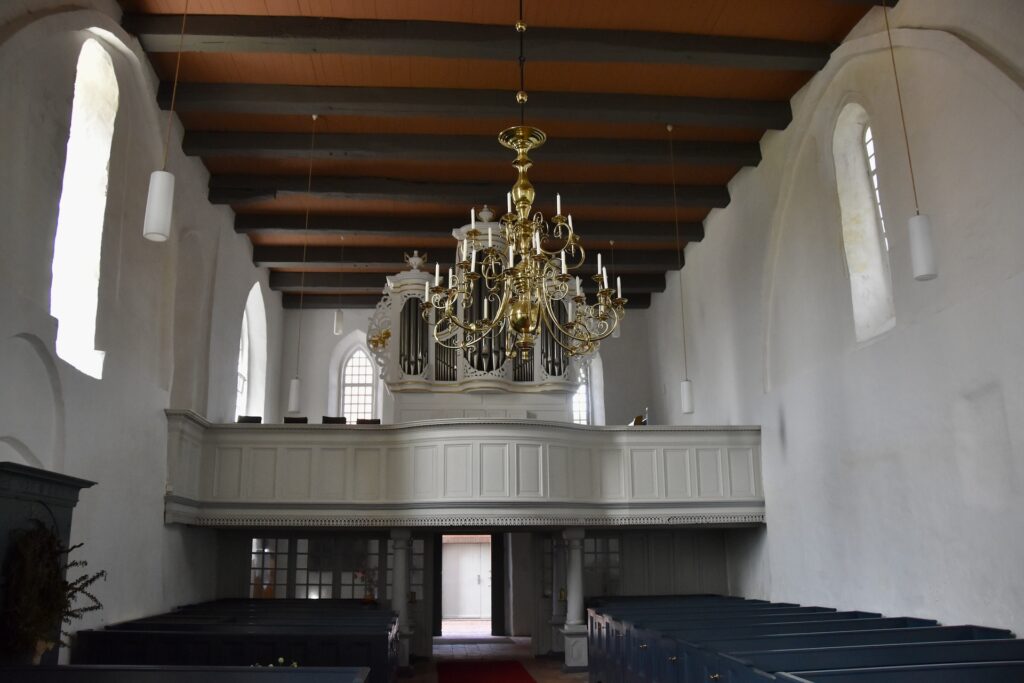 Die Orgel von 1793 bringt bis heute Wohlklang in die Gottesdienste. Ihr „Windspiel“ verleiht dem Raum eine besondere Atmosphäre – ein Klangkörper mit Geschichte und Seele.