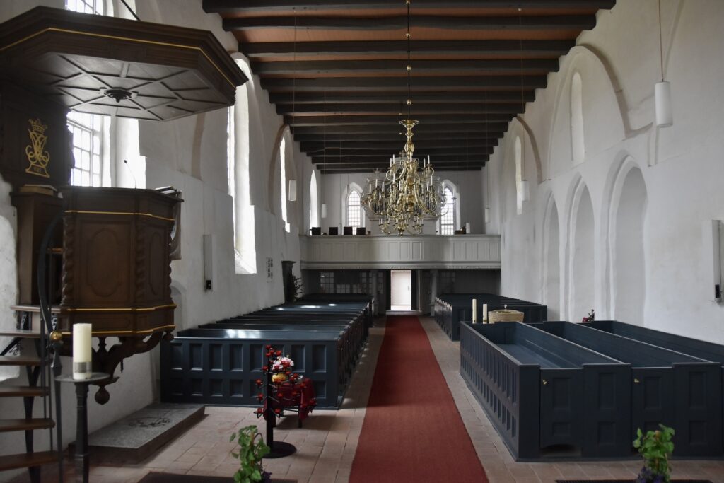 Loquard war über Jahrhunderte ein Ort des Nebeneinanders unterschiedlicher Konfessionen. Während Campen zur reformierten Kirche zurückfand, blieben Loquard, Pewsum und Woquard lutherisch – Enklaven in einer reformierten Umgebung.