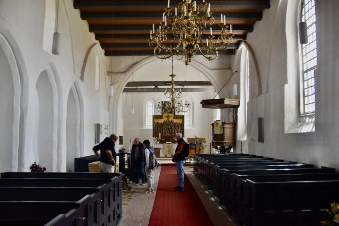 Ein Schatz aus Backstein, Sandstein und Geschichten. Die historische Kirche in Loquard ist nicht nur ein Ort des Glaubens