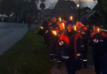 Großer St.Martins Zug in Loquard mit Feier am FC Loquard Vereinsheim Jugendfeuerwehr Krummhörn Süd führt den Martinszug mit mehr als 300 Teilennehmern in Loquard an.