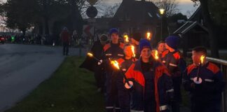 Jugendfeuerwehr Krummhörn Süd führt den Martinszug mit mehr als 300 Teilennehmern in Loquard an.