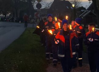Jugendfeuerwehr Krummhörn Süd führt den Martinszug mit mehr als 300 Teilennehmern in Loquard an.