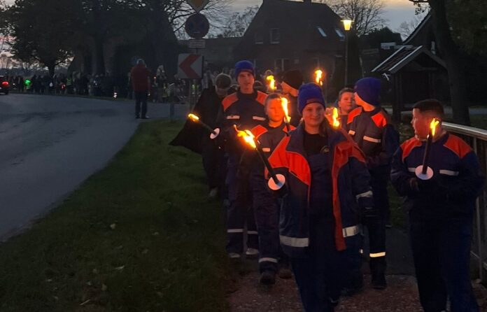 AF91C3FF-B15C-4E89-91ED-BBE42B88C92D Jugendfeuerwehr Krummhörn Süd führt den Martinszug mit mehr als 300 Teilennehmern in Loquard an.